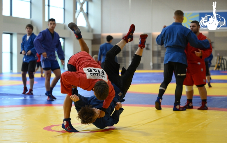 Участники сборов во время тренировки в Академии единоборств