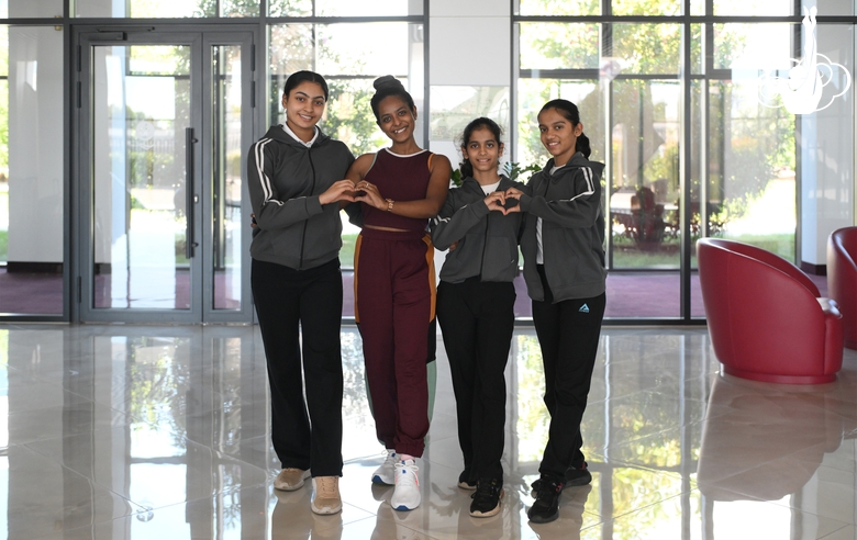 Гимнастка Кимая Карле, тренер Пуджа Сурве и гимнастки Авани и Арья Нитеш Кадам