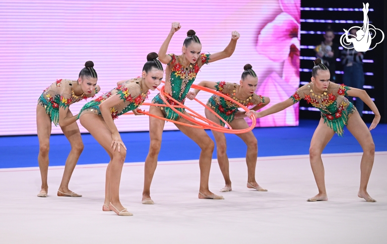 Групповички из Санкт-Петербурга во время упражнения с обручами