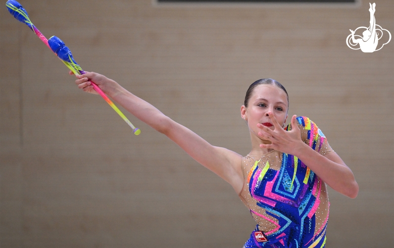 Участница сборов во время выступления на отчетном концерте