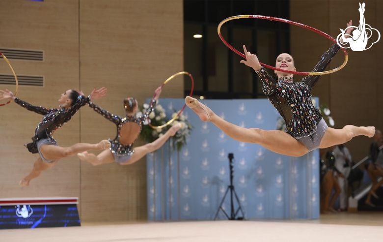 Групповички во время упражнения с обручами в Академии художественной гимнастики «Небесная грация» Алины Кабаевой