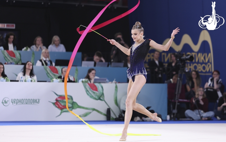 Александра Борисова во время упражнения с лентой