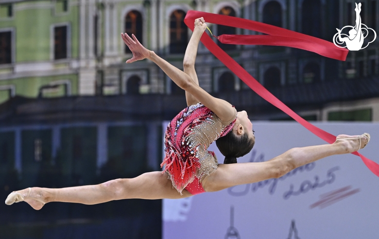 Алисия Сагитова во время упражнения с лентой