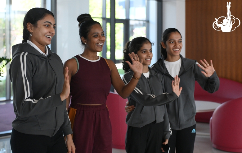 Гимнастка Кимая Карле, тренер Пуджа Сурве и гимнастки Авани и Арья Нитеш Кадам