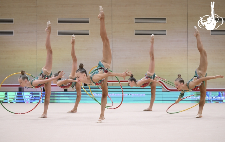 Групповички Республики Карелия во время упражнения с обручами