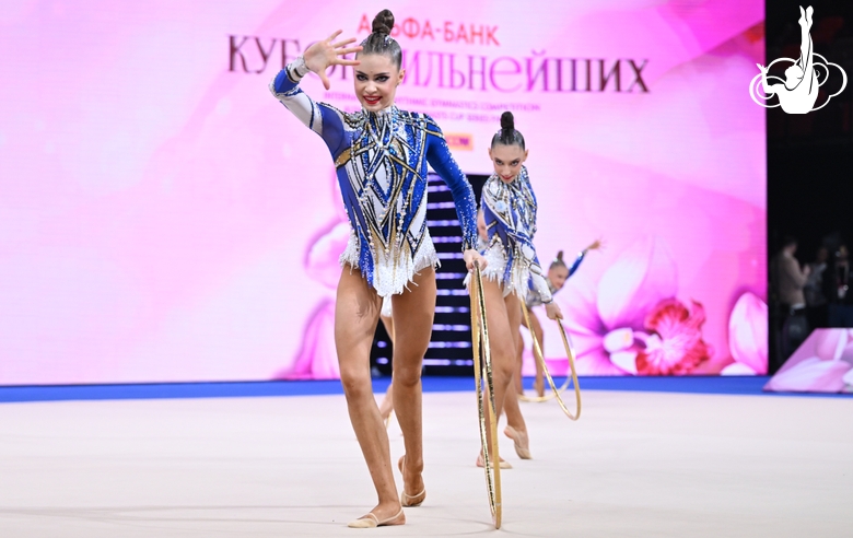 Групповички Академии во время упражнения с обручами