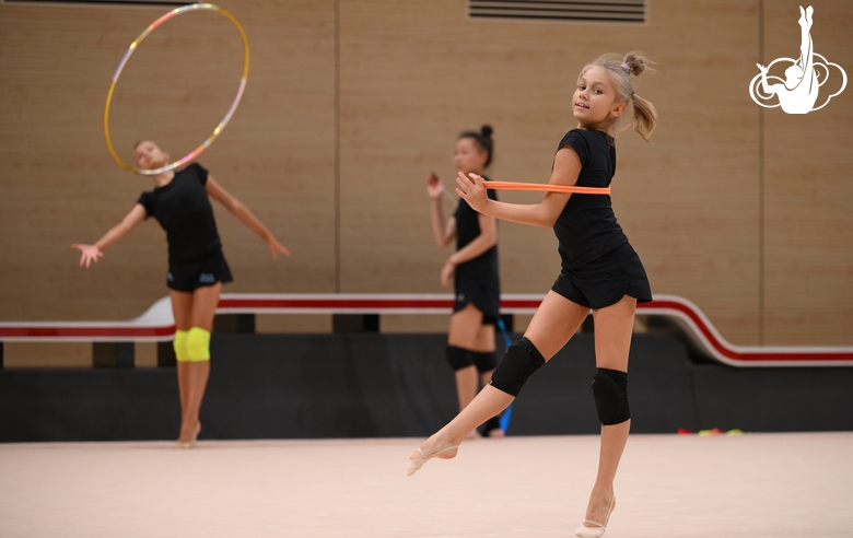 Гимнастка во время упражнения со скакалкой на опробовании ковра в Академии художественной гимнастики «Небесная грация» Алины Кабаевой