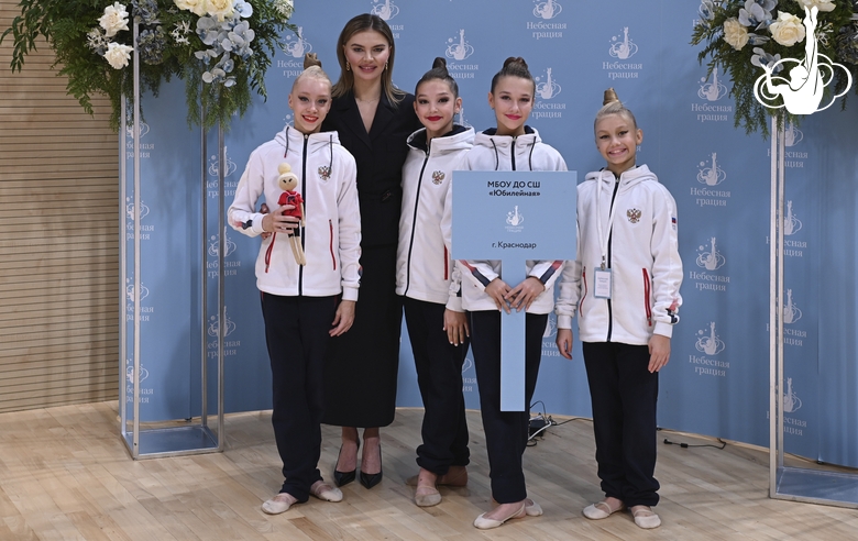 Олимпийская чемпионка Алина Кабаева и участницы турнира для партнеров Международной Ассоциации клубов «Небесная грация»