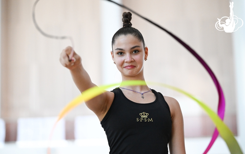 Гимнастка из «Амурского тигра» во время упражнения с лентой