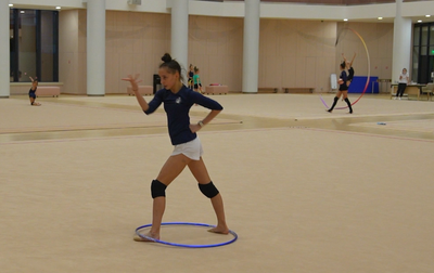 Олимпийская чемпионка следит за тренировками всех гимнасток в зале