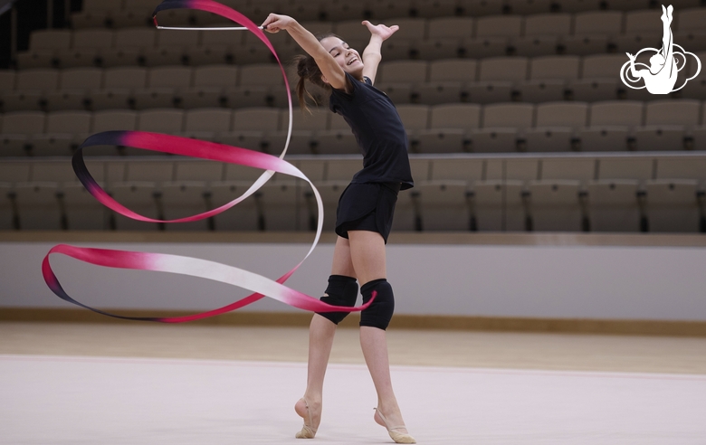 Ева Чугунова во время упражнения с лентой