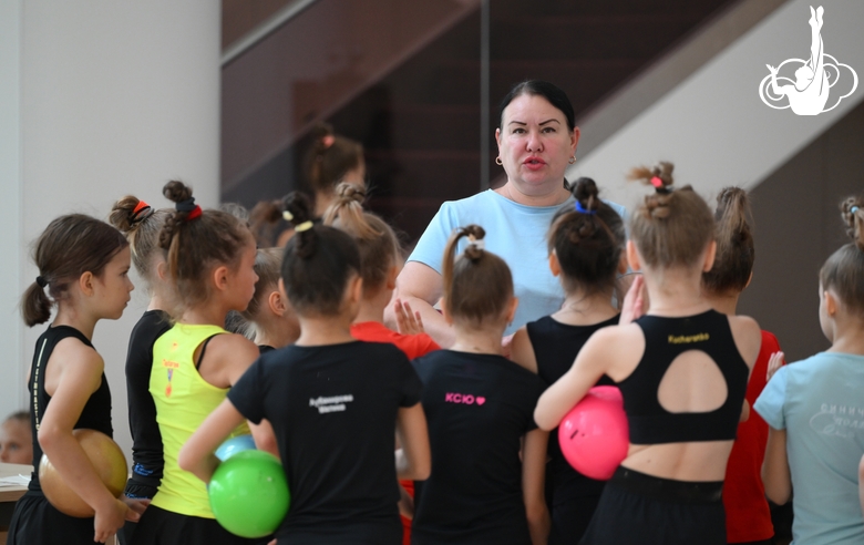 Тренер Злата Тулубаева с гимнастками во время занятия на учебно-тренировочных сборах в Академии