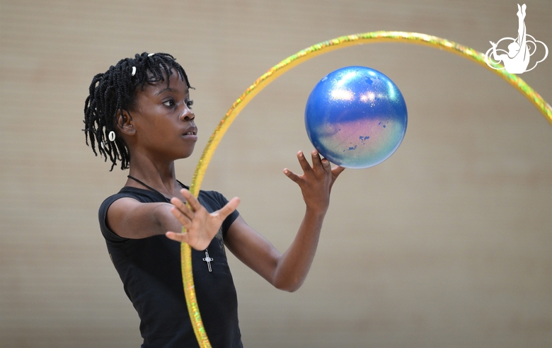 Гимнастка Нкенко-Сита Давина Шансельви во время занятия на сборах в Академии