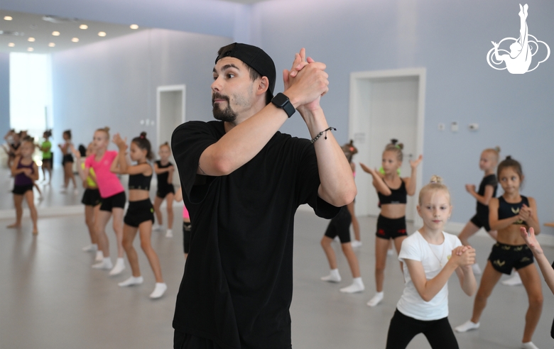 Хореограф Артур Нуреев с гимнастками во время занятия на учебно-тренировочных сборах в Академии