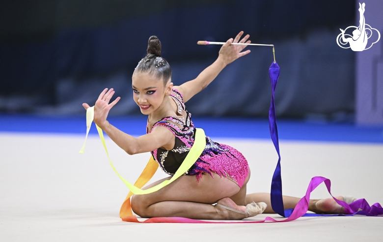 Ксения Савинова во время упражнения с лентой