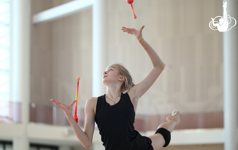 Александра Борисова во время упражнения с булавами