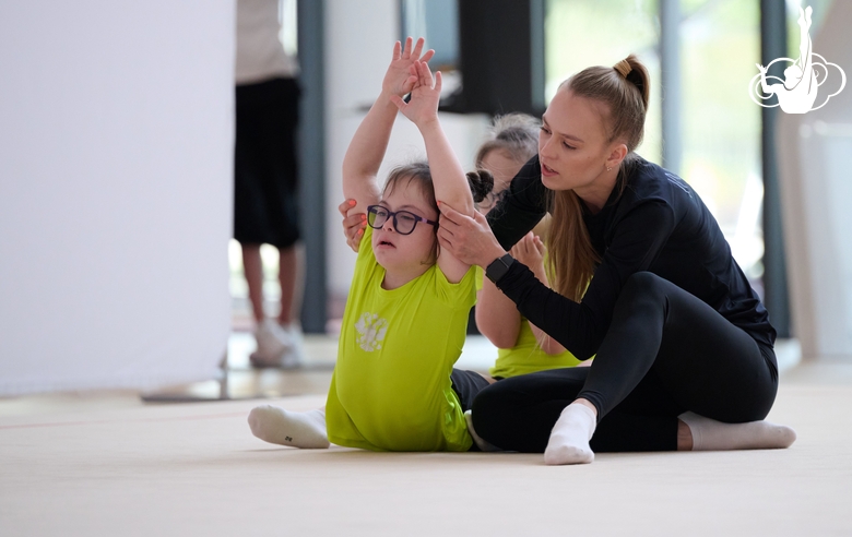 Тренер Елизавета Максякова занимается на сборах с детьми с особенностями развития