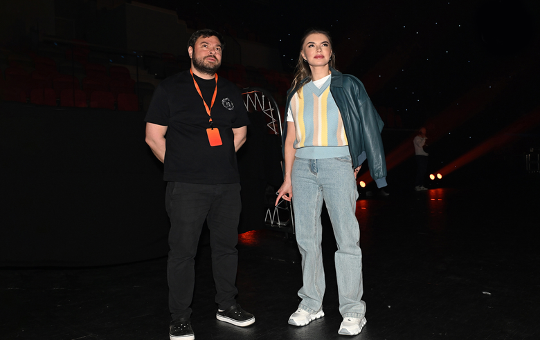 17 апреля 2025 года. Олимпийская чемпионка Алина Кабаева и технический директор фестиваля «Алина» Георгий Нечунеев в Академии единоборств