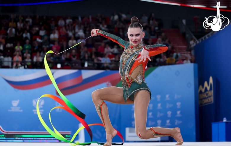 Екатерина Сазонова во время упражнения с лентой