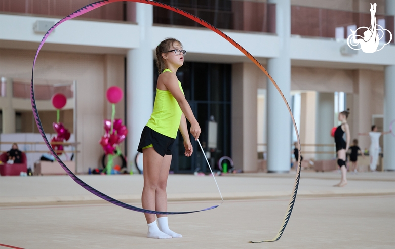 Юная гимнастка во время тренировки на сборах