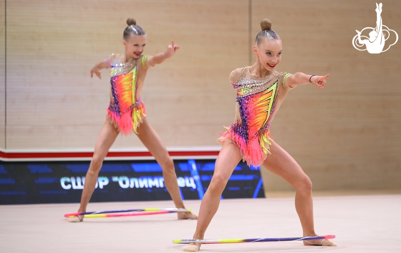 Групповички во время упражнения с обручами