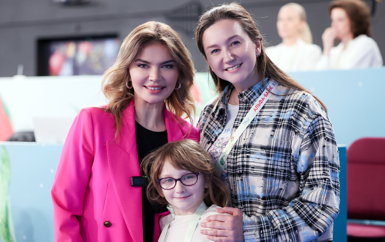 2 мая 2025 года. Олимпийская чемпионка Алина Кабаева и бронзовый призер Олимпиады Любовь Черкашина и ее дочь Вера