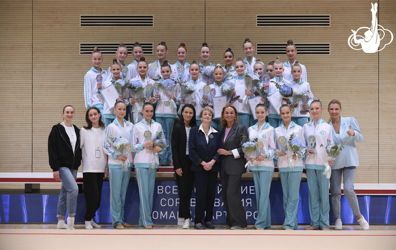 Гимнастки во время церемонии награждения на турнире для партнеров Международной Ассоциации клубов «Небесная грация»