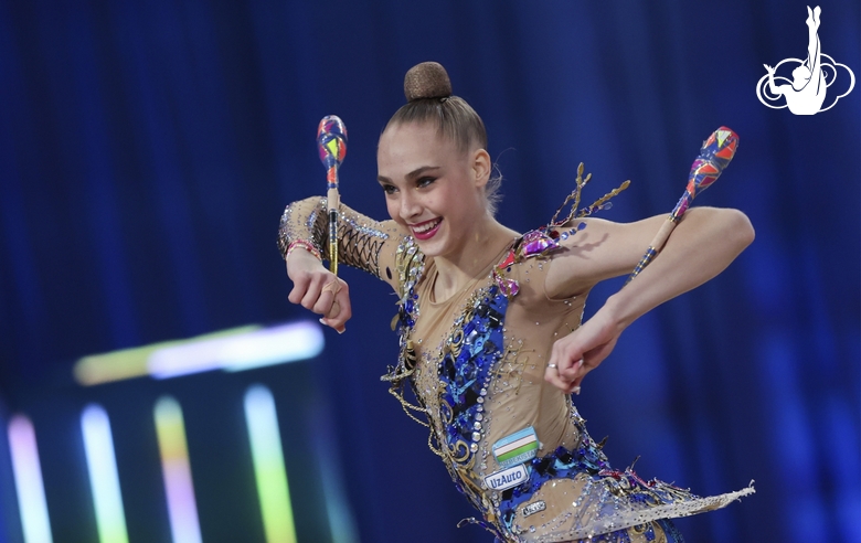 Наталья Усова во время упражнения с булавами