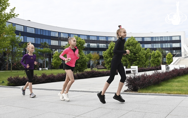 Гимнастки Академии на пробежке