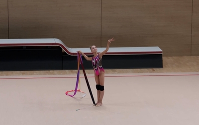 Олимпийская чемпионка Алина Кабаева помогает Еве Кононовой исправить ошибку в упражнении с лентой