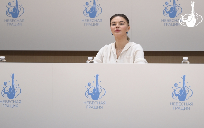 Олимпийская чемпионка Алина Кабаева с гимнастками во время тренировки