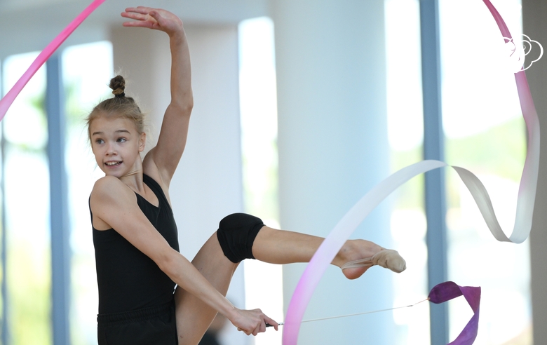 Кристина Войтенко во время упражнения с лентой