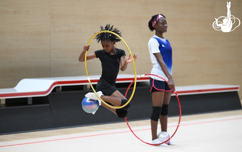 Гимнастки Нкенко-Сита Давина Шансельви и Маланда Майнга Месси Селест во время занятия на сборах в Академии