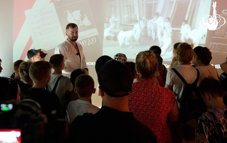 Участники фестиваля дзюдо в музее Академии единоборств