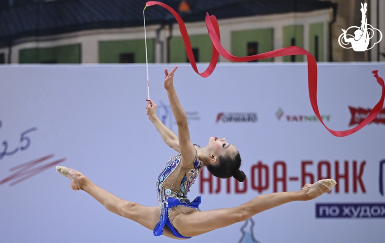 Диана Котловская во время упражнения с лентой