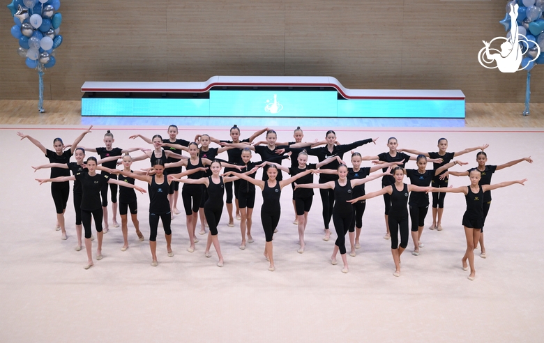 Участницы сборов во время выступления на отчетном концерте