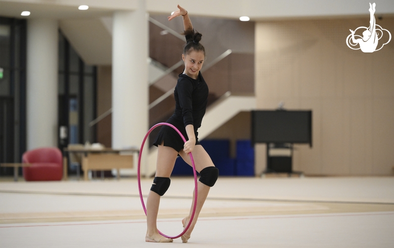 Мария Борисова во время упражнения с обручем