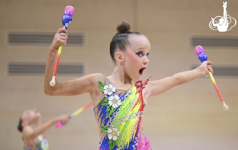 Групповички Краснодарского края во время упражнения с булавами