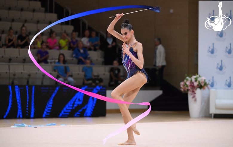 Анна Вакуленко во время упражнения с лентой