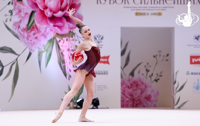 Милена Щенятская во время упражнения с мячом