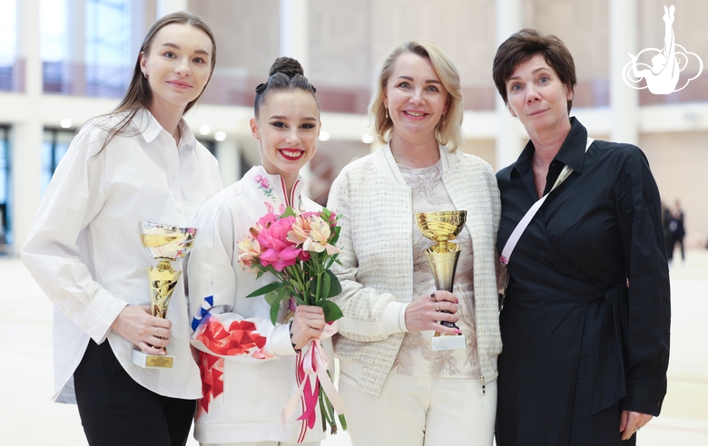 Тренер Алина Гусарова, гимнастка Мария Борисова, тренер Ирина Гусарова и хореограф фестиваля «Алина» Ирина Зеновка