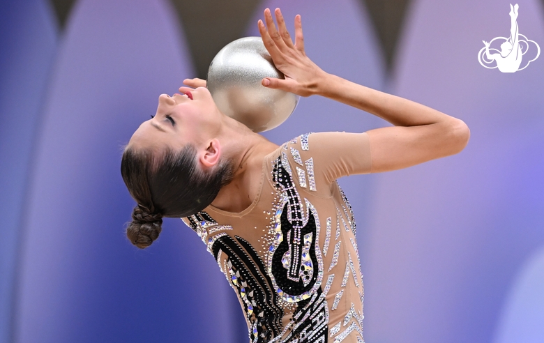 Гимнастка во время выполнения упражнения с мячом на всероссийском турнире «Кубок "Небесная грация"»