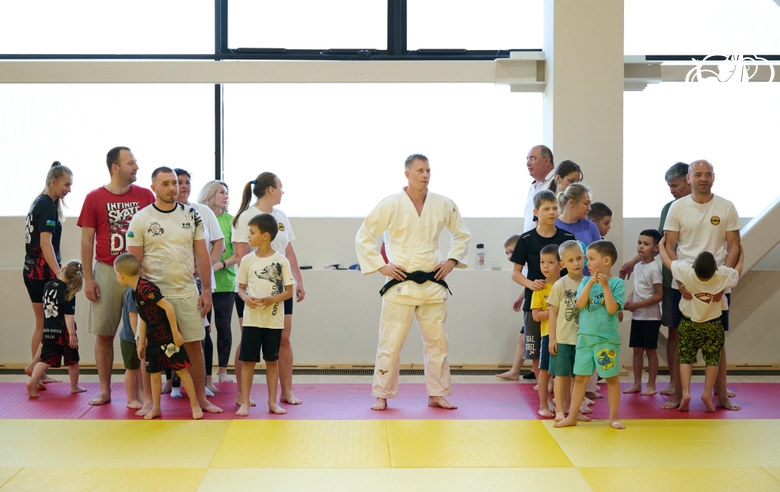 Тренер Евгений Иванов с участниками фестиваля дзюдо