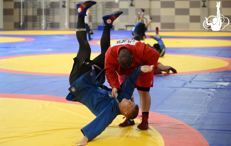 Участники сборов во время тренировки в Академии единоборств