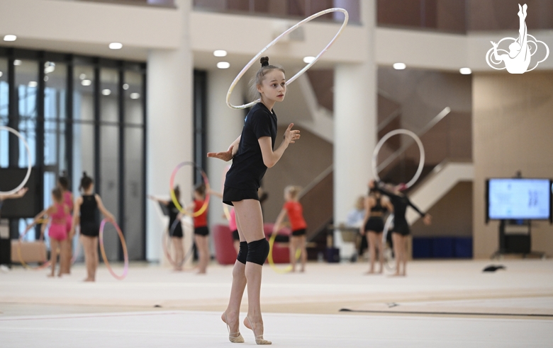 Яна Заикина во время упражнения с обручем