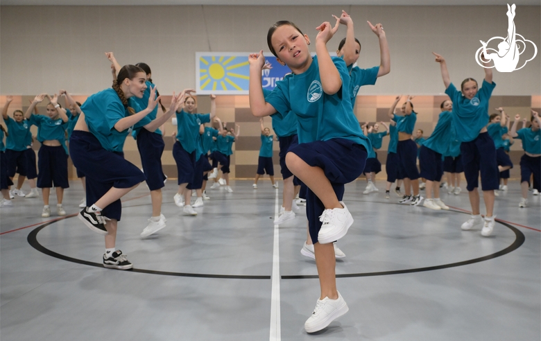 Участники интенсива студии танца Аллы Духовой TODES во время флешмоба