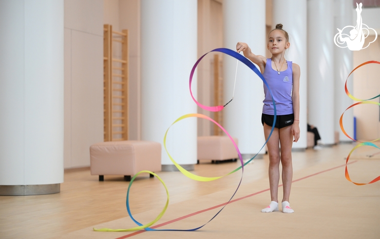 Гимнастка во время занятия на учебно-тренировочных сборах в Академии