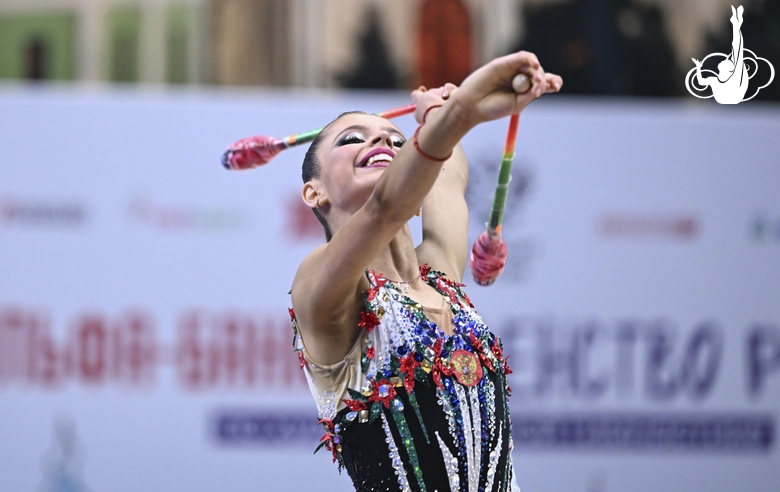 Каролина Тарасова во время упражнения с булавами