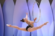 Гимнастка во время выполнения упражнения с обручем на всероссийском турнире «Кубок "Небесная грация"»