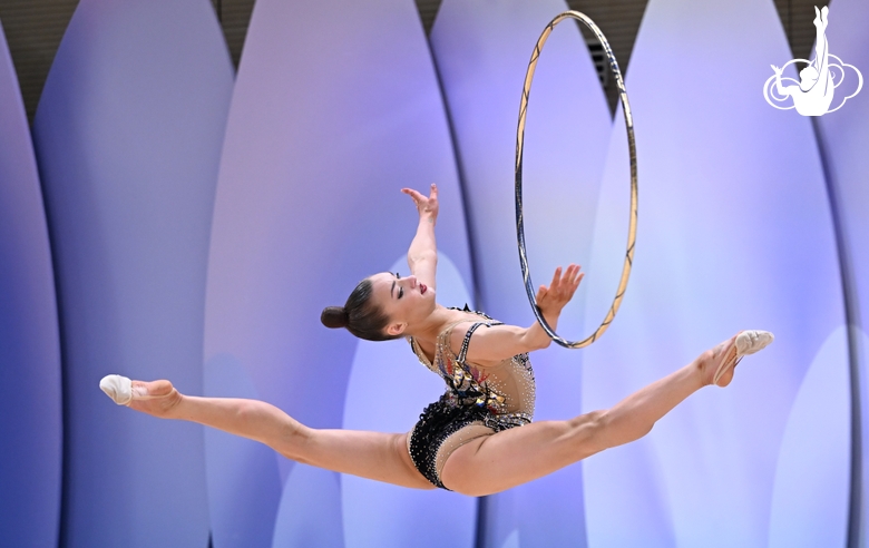Гимнастка во время выполнения упражнения с обручем на всероссийском турнире «Кубок "Небесная грация"»